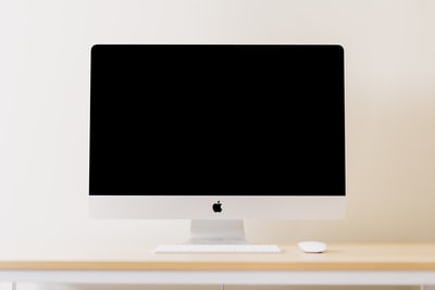 银色 iMac 除了白色 Apple Magic 键盘和鼠标

